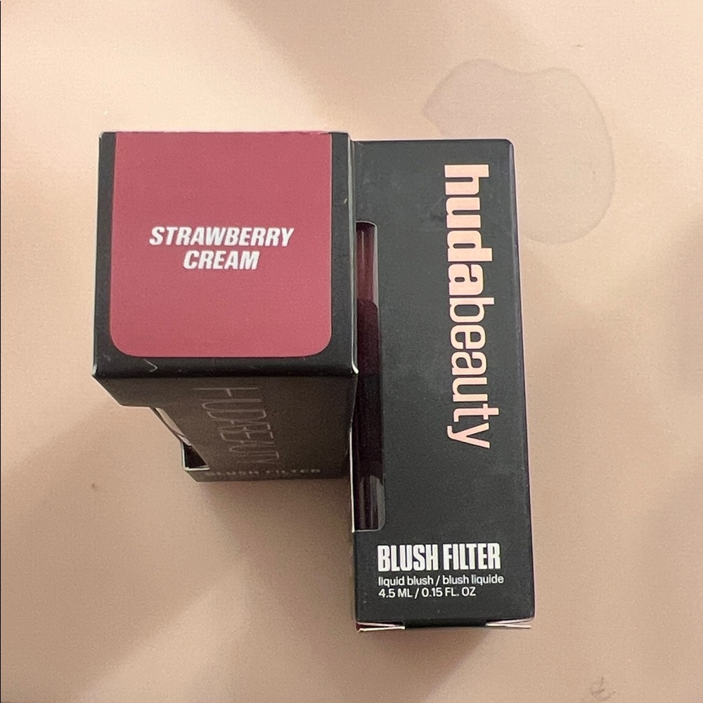 HUDA BEAUTY Blush Filter in Strawberry Cream